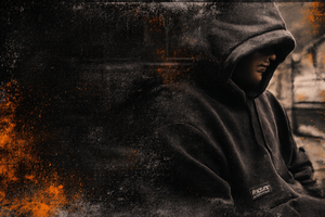 Mann im Hoodie mit 380 GSM Gewicht.